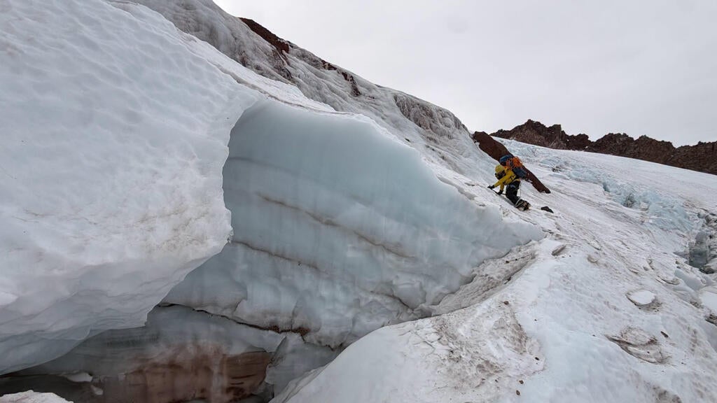 Florida man injured climbing California's Mount Shasta rescued after 2 nights in freezing temps — CBS Miami, Singapore Health news