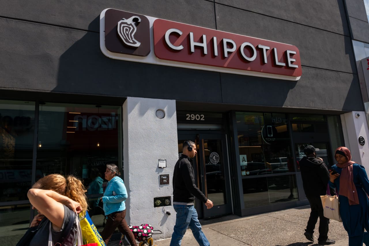 Chipotle expects modestly higher sales this year as drive-thru ‘Chipotlanes’ come to more stores — Singapore Dining news